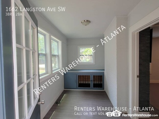 Building Photo - Beautifully Renovated 3 Bedroom Bungalow i...