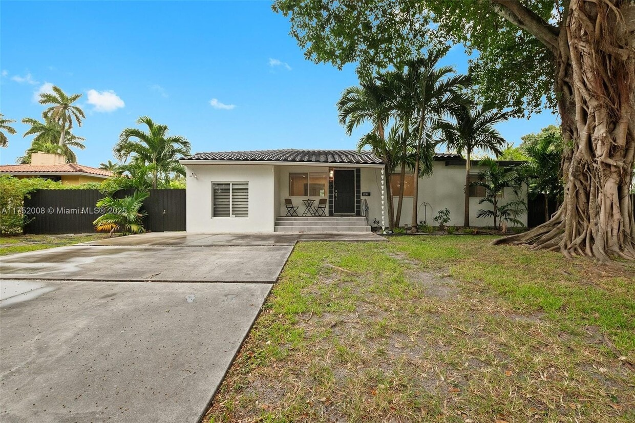 Primary Photo - 441 De Soto Dr