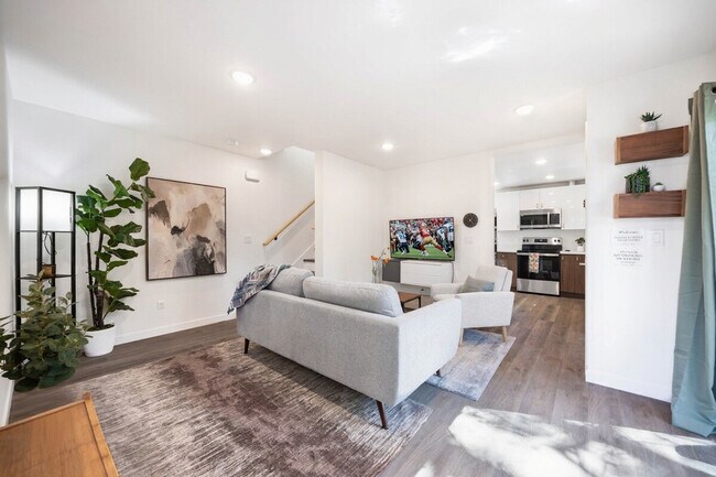 Building Photo - 11520 Roosevelt Way NE