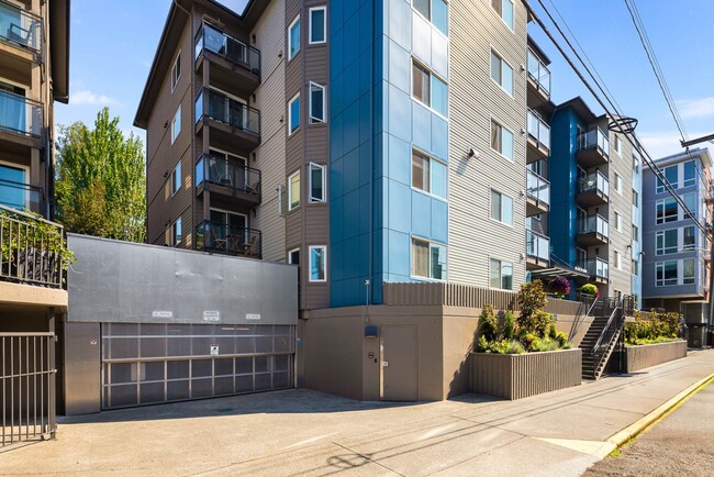 Building Photo - 1614 Summit Ave