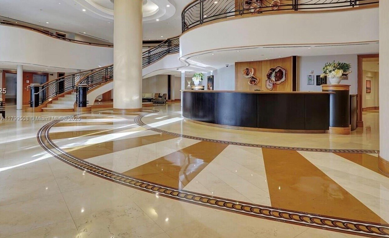 Foto principal - 18911 Collins Ave