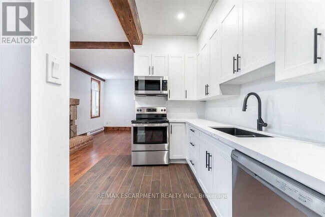 Photo du bâtiment - 336-336 Locke St S