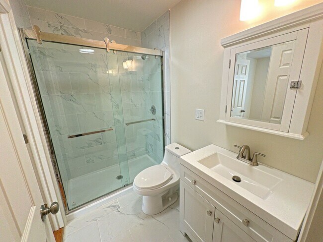 Building Photo - Renovated, Furnished, 4-bed