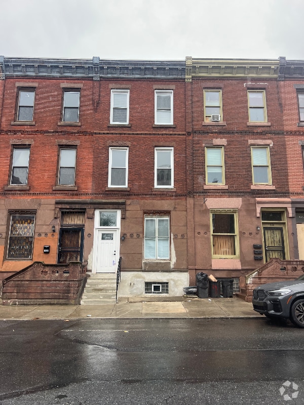 Building Photo - 1926 W Diamond St