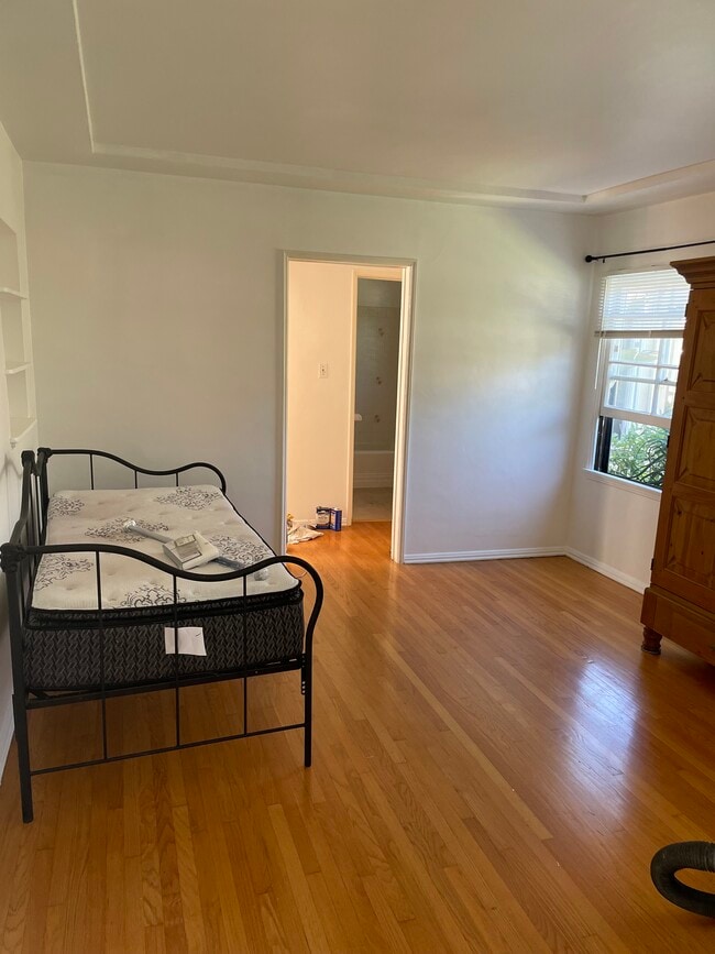 Living room - 1343 Oak St