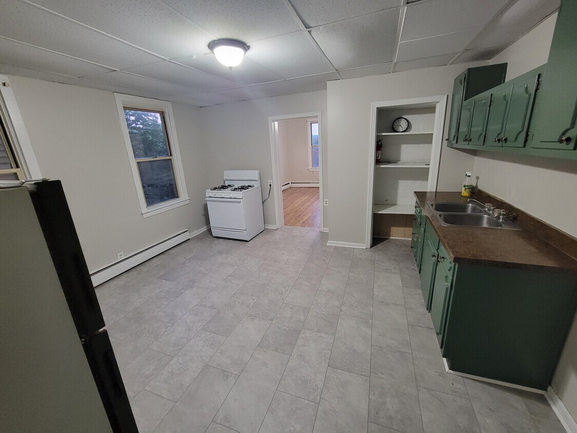 860 railroad st Unit 2, Mckees rocks, PA 15136 Apartments in Mckees