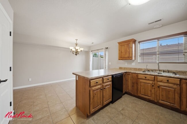 Building Photo - 3 Bedroom Townhome In Great Location!