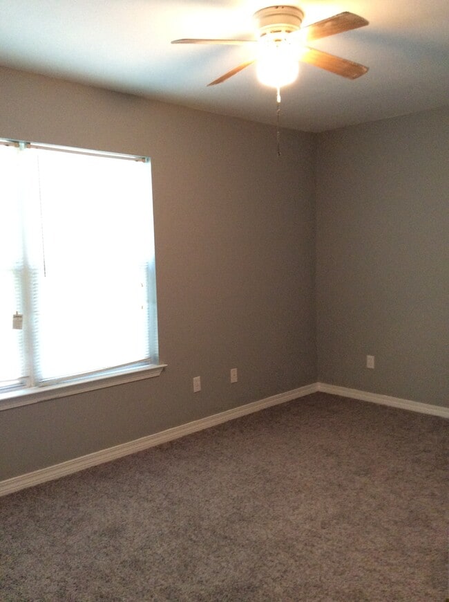 Building Photo - 225 Milray Ln