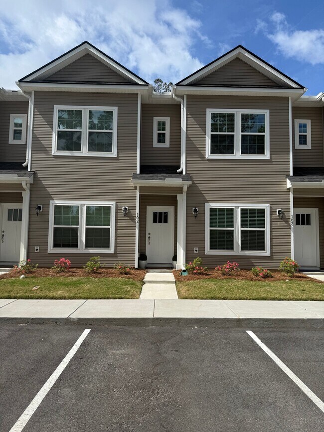 Foto del edificio - 102 Twin Rivers Dr