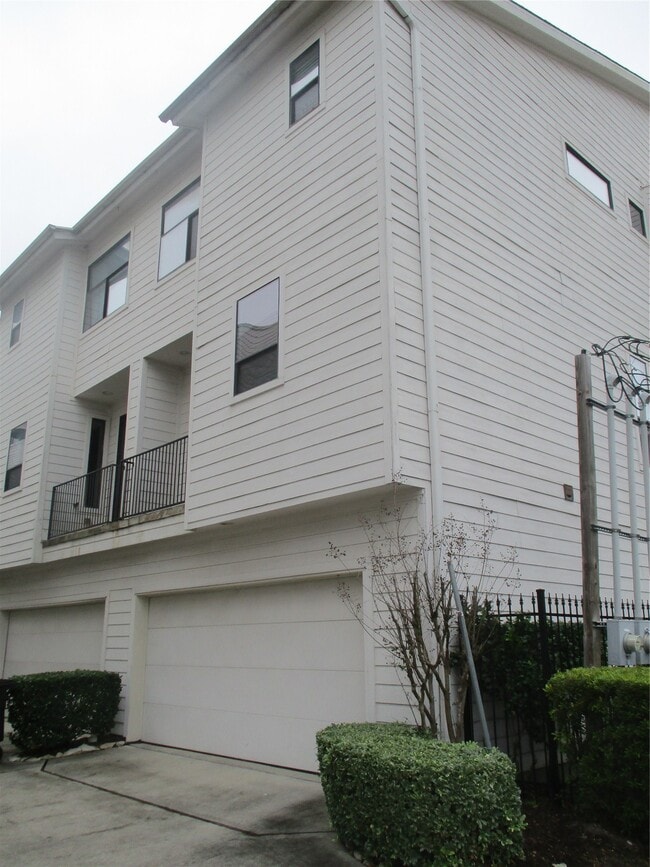 Building Photo - 703 St Charles St