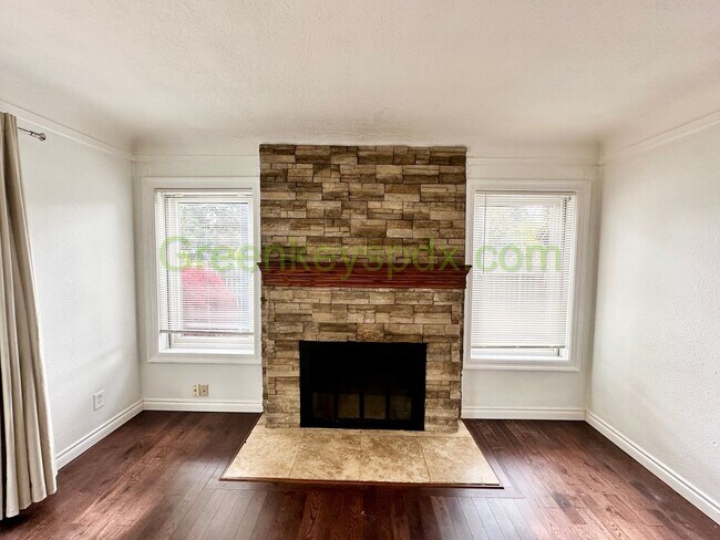 Foto del edificio - 4-Bedroom 2-Bathroom Mid-Century Ranch wit...