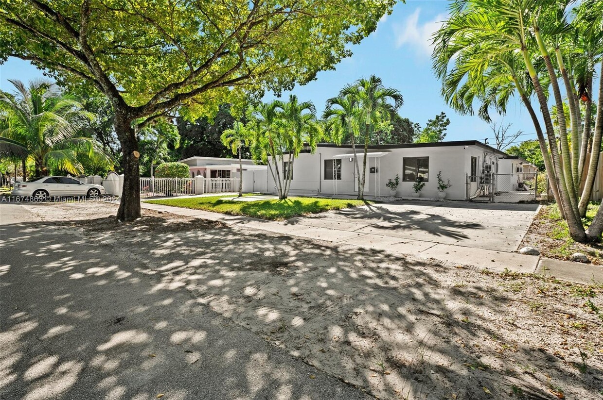 Foto principal - 13840 NW 5th Ct