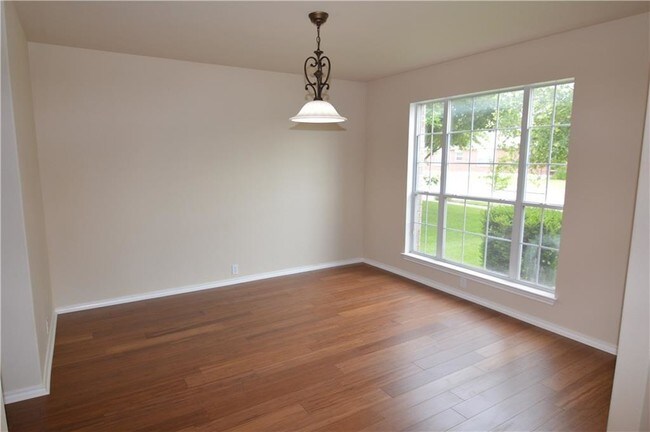 Building Photo - 525 Golden Creek Dr
