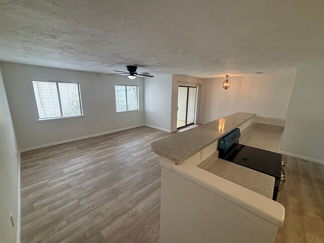 Foto del edificio - 2 Bedroom 2 1/2 bath in the Lakes Townhome Community! Complete Remodel!