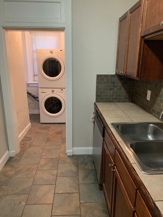 Primary Photo - 912 E 39th ST