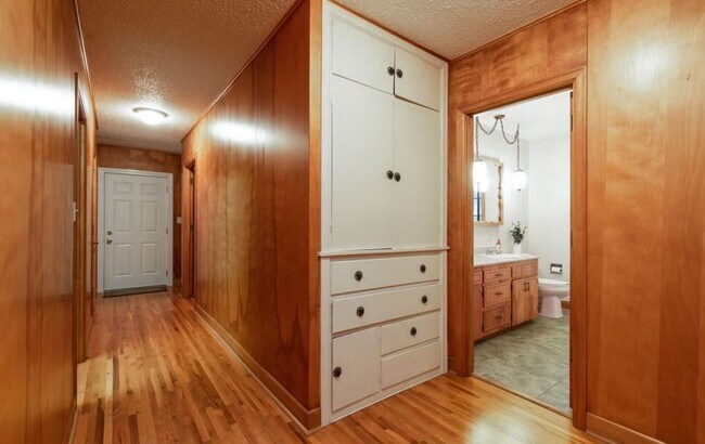 Building Photo - Spacious 4 bedroom 2 bathroom stand alone pet friendly home, with attached garage