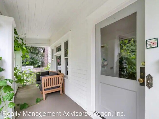 Building Photo - 3 br, 1.5 bath House - 3851 SE Woodward St.