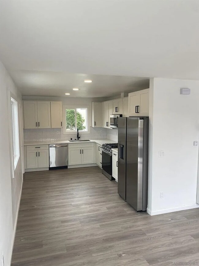 Building Photo - 6746 N Elman St