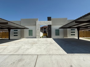 Building Photo - 1706 Violet Dr