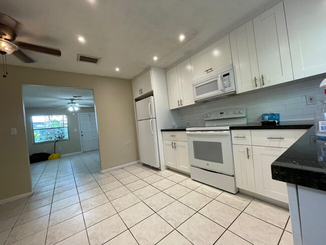Foto del edificio - 4661 SW 66th Ave