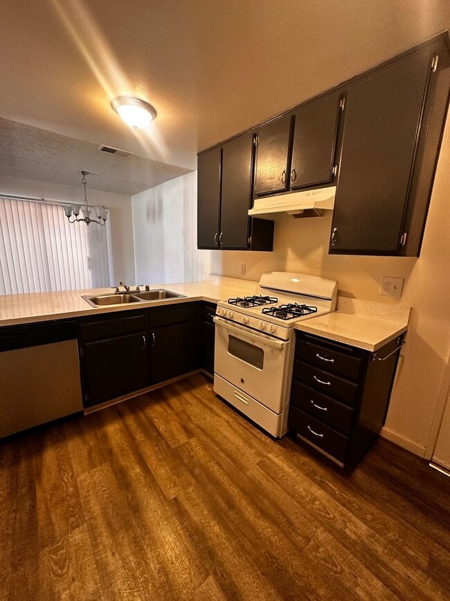 Building Photo - 3 Bedroom 1.5 Bathroom Condo
