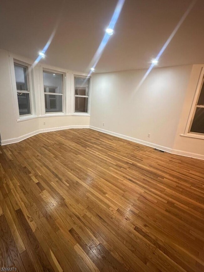 Foto del edificio - 192 Fairview Ave