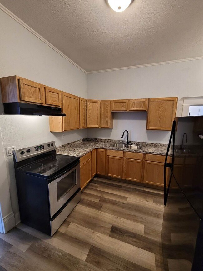 Building Photo - 3 Bedroom 1 Bathroom Home  with garage, Mo...