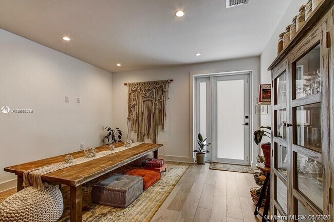 Foto del edificio - 327 NW 39th St