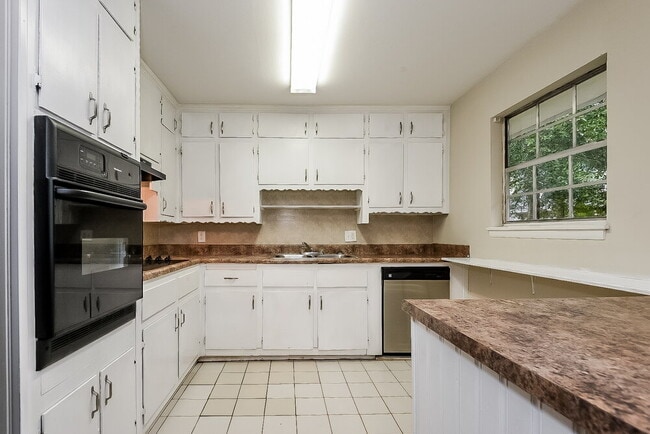 Building Photo - 4230 Senoa Dr