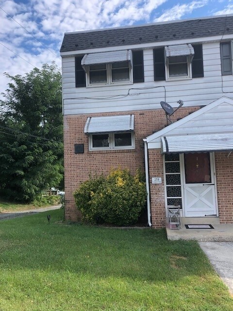 Primary Photo - 29 Cornell St