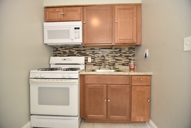 Kitchen - 913 Saint Dunstans Rd