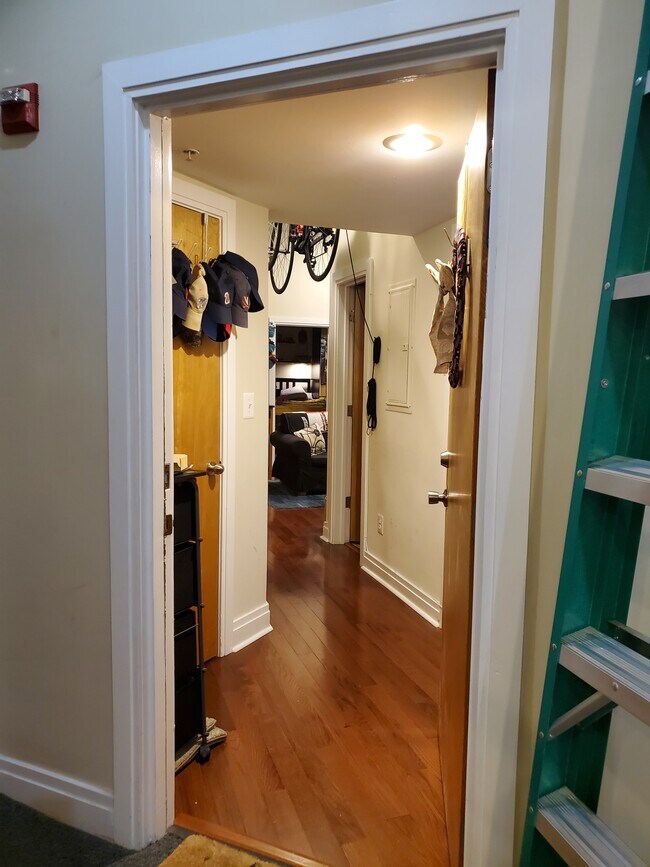 Entrada - 5551 Illinois Ave NW