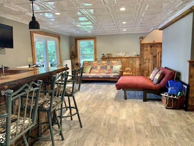 Building Photo - 37 Elm St