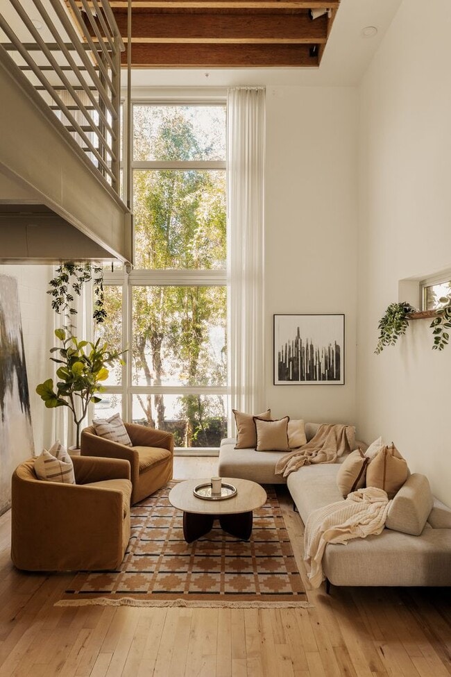 Building Photo - 3450 Cahuenga Blvd W