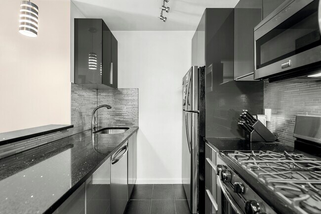 Building Photo - 1BR w/Balcony,Sunset Views- West Village