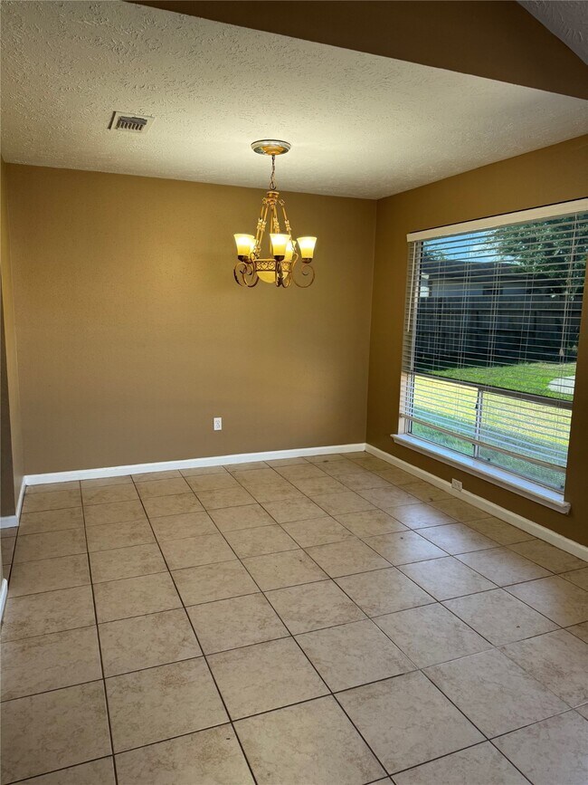 Building Photo - 333 Forest Hills Dr
