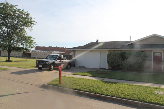 Building Photo - 502 SW 70th St