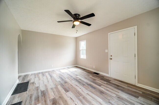 Building Photo - 2263 Parkwood Ave