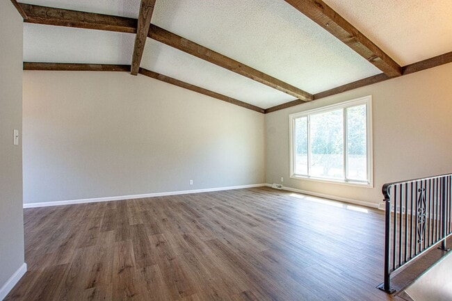 Building Photo - 3 Bedroom / 1.5 Bath with Fenced Backyard and Washer/Dryer in Walnut Grove in Millard!