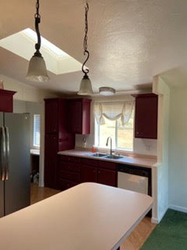 Building Photo - Charming 2 Bed, 2 Bath Home Near Lake Don ...