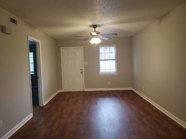Building Photo - 2-Bed Apartment in Decatur's Heart – Your Cozy Retreat Awaits!"