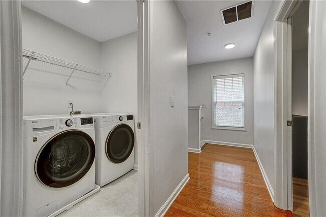 Building Photo - 702 Surrey Park Pl SE