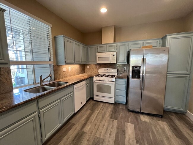Building Photo - 3 bed, 2.5 Bath available in Very Quiet an...