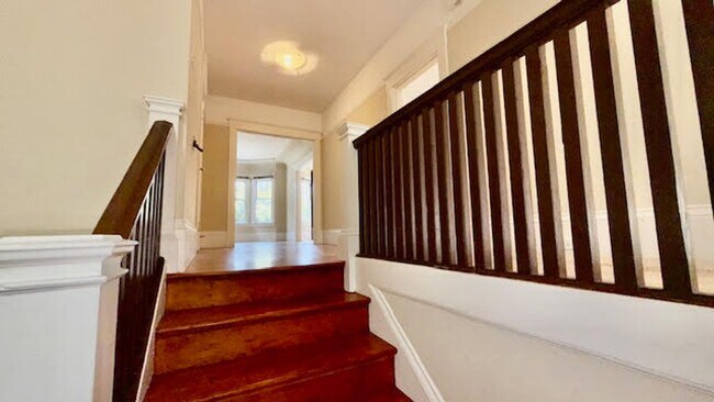 Building Photo - Bright Top-Floor Flat at the Edge of the P...