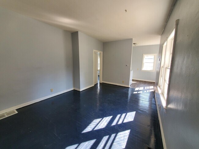 Building Photo - 307 W 6th St