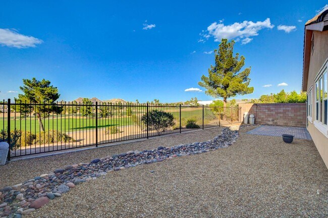 Building Photo - Gorgeous Single Story on the Golf Course! ...