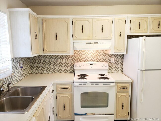 Foto del edificio - 7980 N French Dr