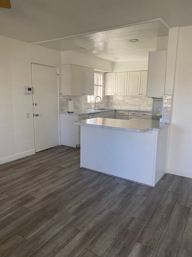 Foto del edificio - Sweet 4 bd, 2 bath, 2+car garage near MidTown