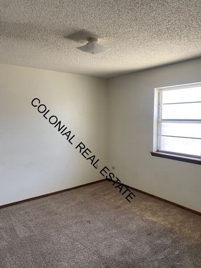 Foto del edificio - 2 Bedroom 1 Bathroom apartment, private washer/dryer hookups, central heat and air