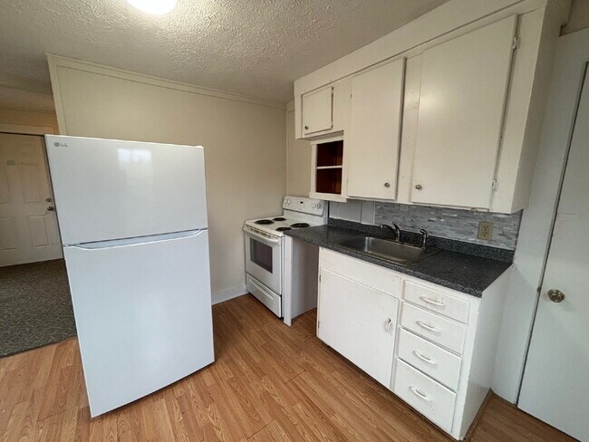 Foto del edificio - Cozy & Affordable 1BR Apartment with Heat Included – Convenient Sanford Location!